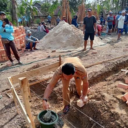 Peletakan batu pertama pembangunan Mushola di Rt 09 RK 04 Desa Mukti jaya